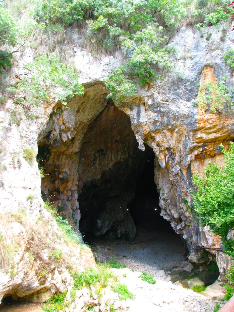 Le Grotte di Pastena. Entrance to the Caves